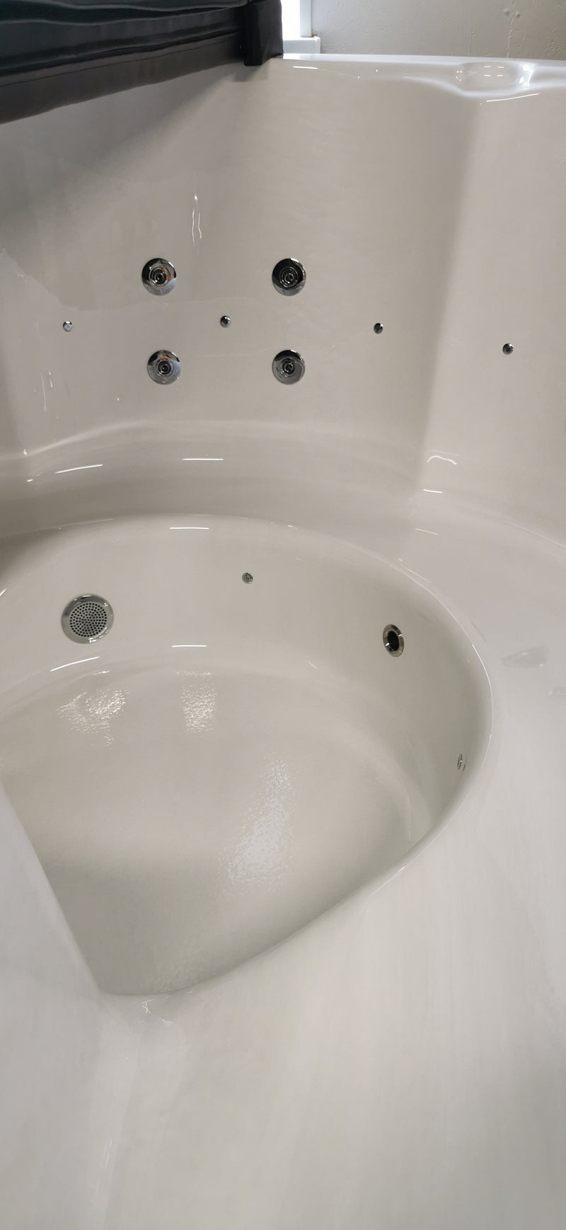 The Pearl Basin – 4-Person Acrylic Hot Tub